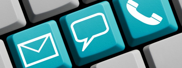 Computertastatur mit blauen Tasten zeigt online Kontakt per Mail, Telefon oder persönlich.