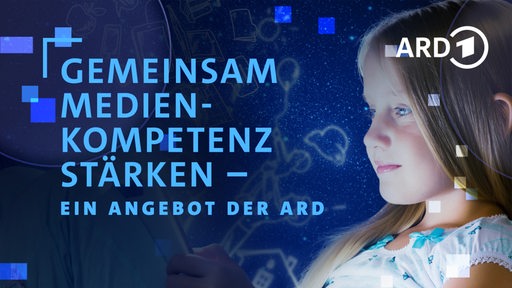 Ein junges Mädchen vor einem blauen Hintergrund mit einem Tablet auf den Knien. Daneben der Schriftzug: "Gemeinsam Medienkompetenz stärken - Ein Angebot der ARD"
