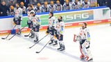 Eishockey-Spieler der Fischtown Pinguins stehen vor dem Finalspiel nebeneinander aufgereiht auf dem Eis und wirken angespannt.