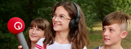 Kinderreporter mit Mikrofon und Kopfhörer