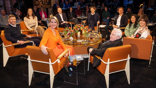 Gäste der 3nach9-Sendung am 8. März 2024 sitzen an einem runden Tisch