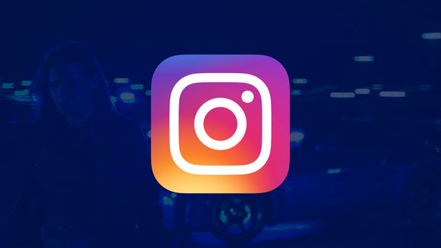 Instagram-Logo auf blauem Hintergrund