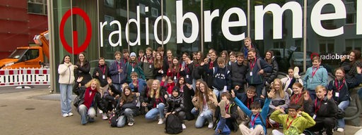 Viele Schüler und Schülerinnen stehen vor dem Radio Bremen Gebäude.
